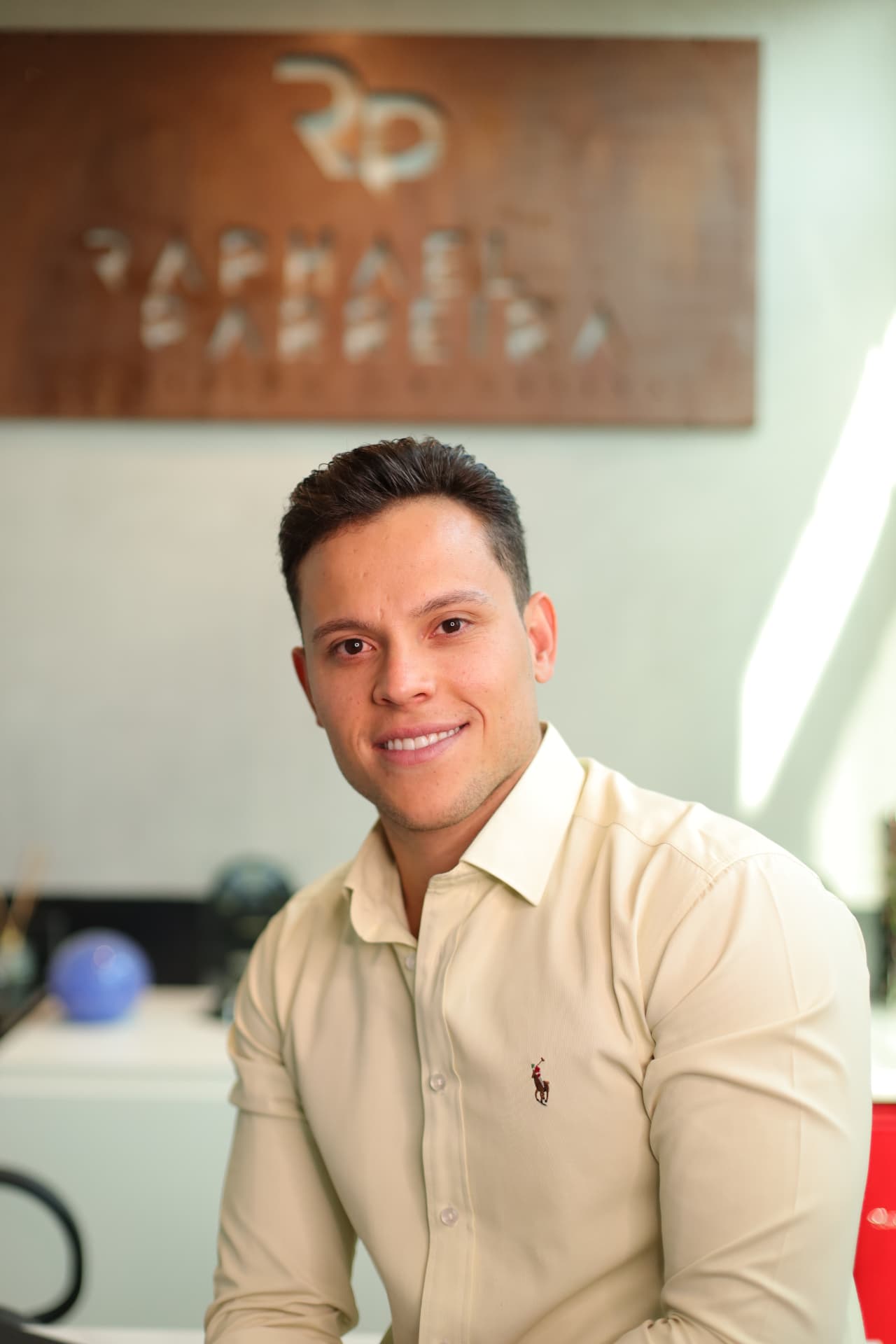 Raphael Parreira, especialista em consórcios, orientando um cliente sobre planejamento de consórcio